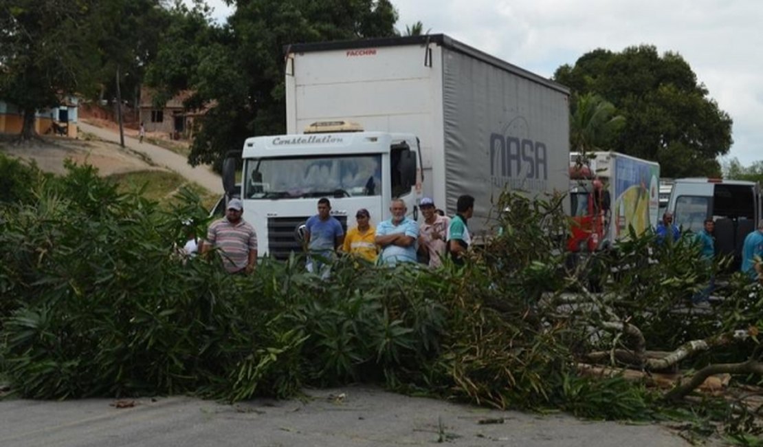 Índios bloqueiam BR-101, em Joaquim Gomes