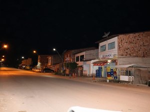 Dupla armada assalta mercadinho e agride vítimas, em Maragogi