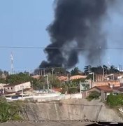 Incêndio em terreno baldio assusta moradores no Benedito Bentes, em Maceió