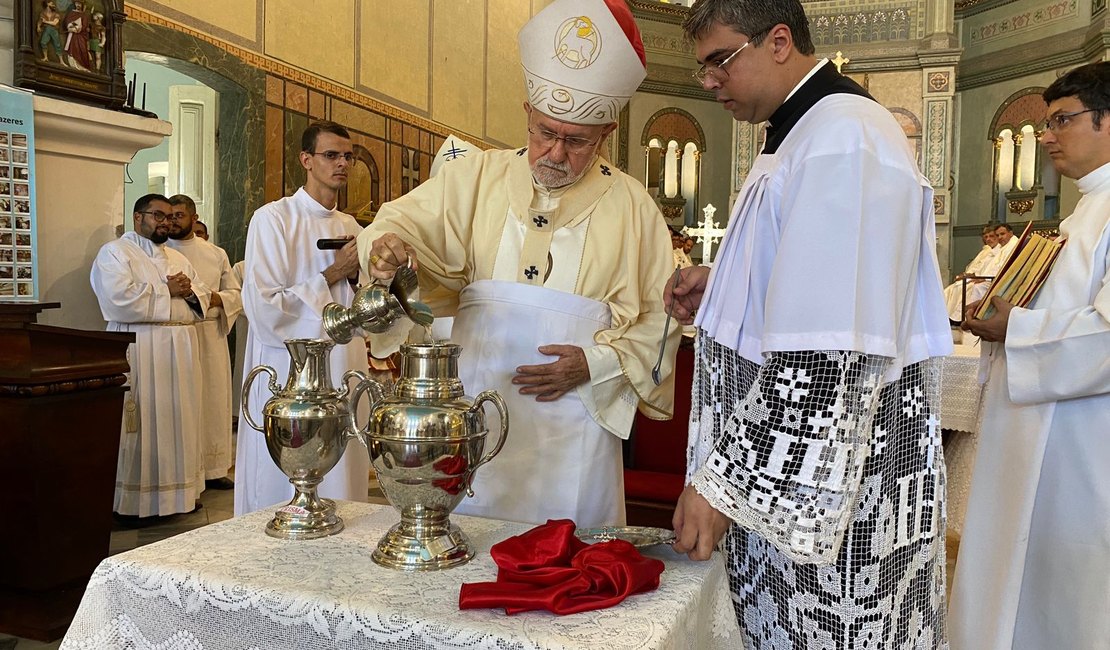 Missa do Crisma na Catedral dá início as celebrações da Páscoa para católicos