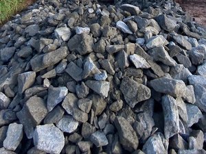 Prefeitura de Feira Grande realiza manutenção em acesso lamacento de Dandanhas