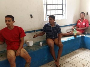 Sindpol denuncia que presos estão algemados inadequadamente em cano na Deic