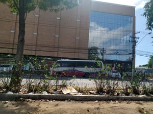 Roda de micro-ônibus se solta e atinge veículo na Avenida Fernandes Lima