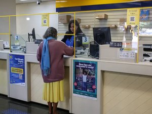 Aposentados fazem filas em agências dos Correios de Alagoas em busca de respostas sobre descontos ilegais