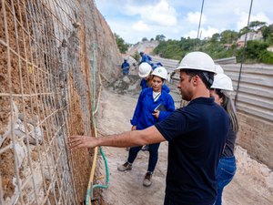 Rodrigo Cunha acompanha obras de contenção em encostas do Vale do Reginaldo