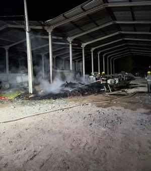 Galpão comercial pega fogo no Centro de Distribuições em Murici