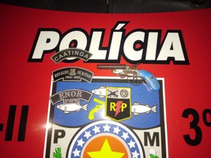 Padrasto ameaça enteado e é preso com arma em Arapiraca