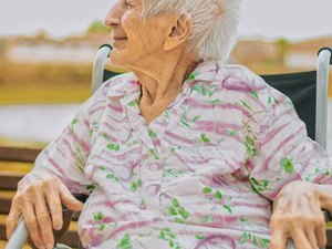 Vovó 'tiktoker' da PB é vacinada contra Covid-19 na véspera do aniversário de 100 anos