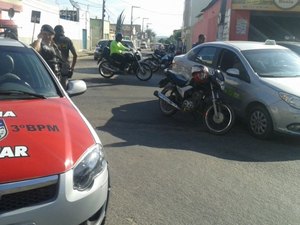 Colisão entre carro e moto é registrada na Praça dos Curis