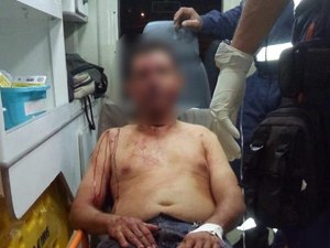 Vigilante para em ponto de prostituição e acaba esfaqueado e roubado por travestis