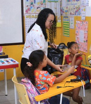 Estudantes da rede pública de Penedo aprendem a transformar material reciclável em brinquedos