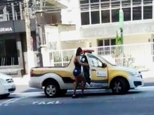 [Vídeo] Agente de trânsito usa viatura para passear com mulher