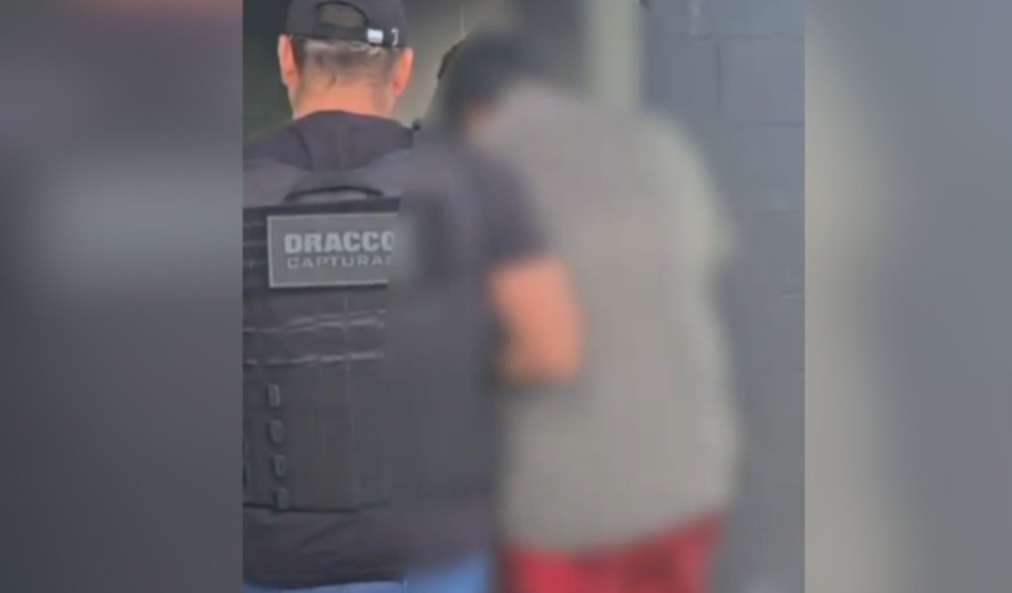 [Vídeo] Padrasto que estuprou enteada de quatro anos é preso no Benedito Bentes