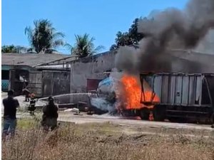 [Vídeo] Carreta pega fogo durante soldagem em oficina na rodovia AL-105 em São Luís do Quitunde