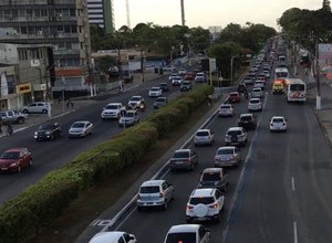 Número de infrações por uso de celular ao volante cai mais de 60%, diz SMTT