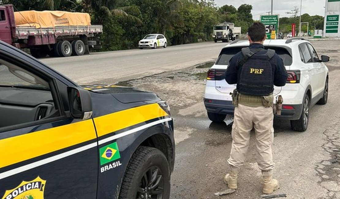 Mulher é presa por dirigir carro com indícios de adulteração e restrição de roubo em Maceió