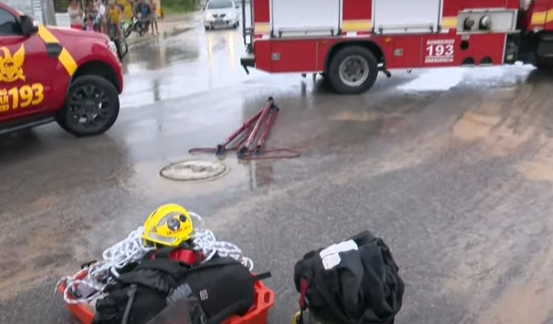 [VÍDEO] Menina de 12 anos é resgatada com vida após cair em bueiro no bairro Cidade Universitária