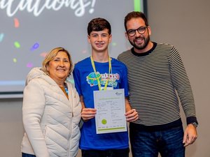 Emoção e entrega de certificados para 25 estudantes marcam intercâmbio histórico em Londres
