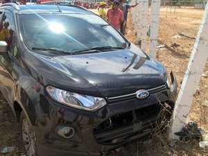 Motorista bate em moto conduzida por dois homens que estavam realizando assaltos