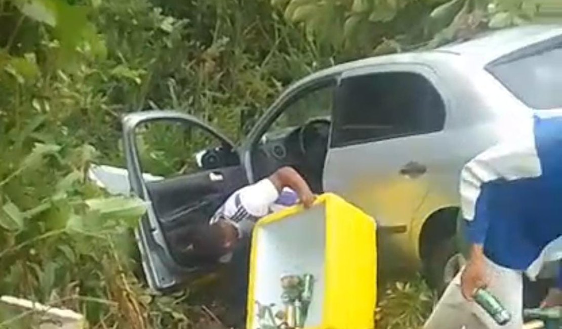 [Vídeo] Após madrugada de trabalho, carro de vendedor ambulante cai em ribanceira na AL-413