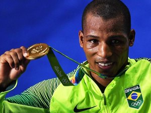Robson Conceição bate francês e leva ouro inédito para o Brasil no Boxe