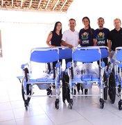 Prefeitura de São Sebastião realiza a entrega de cadeiras de banho para pessoas com mobilidade reduzida