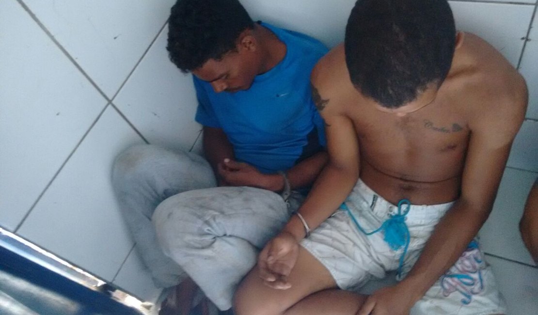 Jovens são presos com 30 bombinhas de maconha no Pontal da Barra