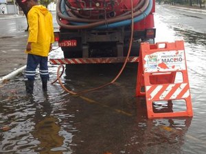 Equipes da prefeitura realizam intervenções emergenciais em galerias de Maceió