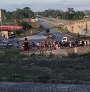 Duas pessoas morrem em colisão de motocicleta com caminhão em São Sebastião