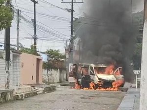 [Vídeo] Ambulância pega fogo e explode no Conjunto Salvador Lyra