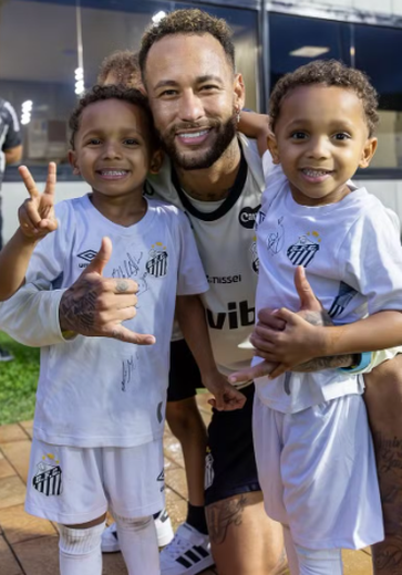 Gêmeos de Rodrygo posam com Neymar: 'Foram conhecer o tio Ney'