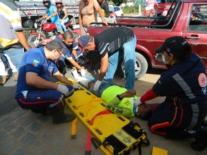 [Vídeo] Motociclista fica ferido em colisão com veículo