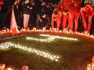 Jogadores do Dínamo acendem velas para homenagear camaronês morto em campo
