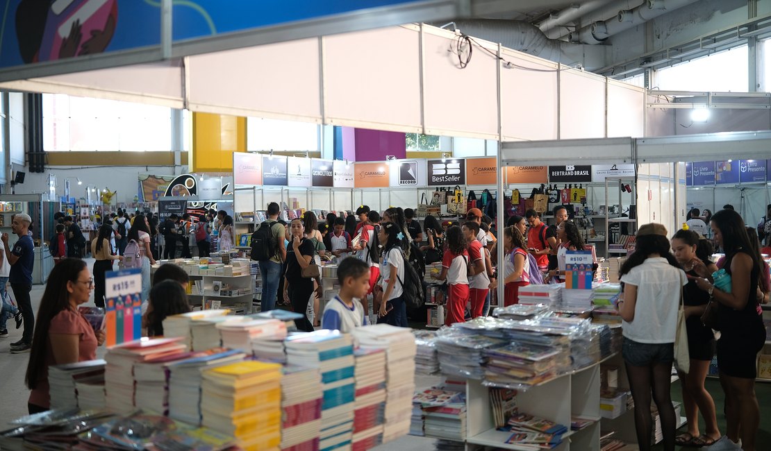 Bienal aquece economia com livros e gera frutos permanentes