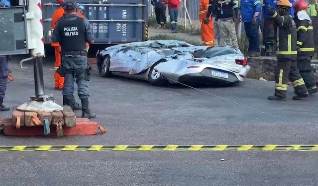 [Vídeo] Carro é esmagado por contêiner após carreta tombar na Zona Sul de Manaus