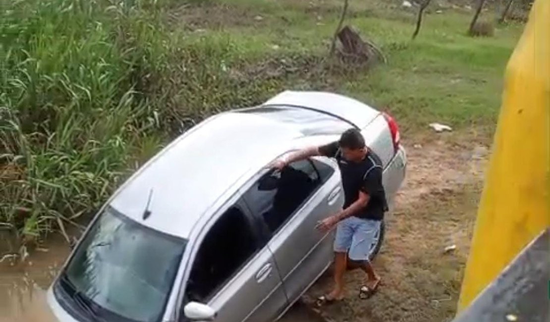 Condutor perde controle direcional e carro vai parar em rio de São Luís do Quitunde