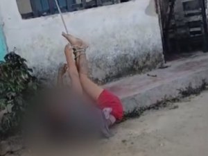 Homem invade casa um dia após sair da cadeia e é amarrado e agredido pela população