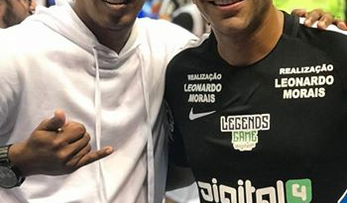 Ronaldinho usa sósia para ‘driblar’ torcida e Justiça em evento