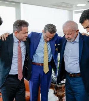 Ao lado de Messias, Lula recebe deputado e bispos evangélicos no Planalto