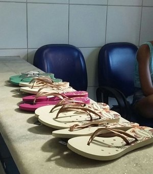 Mulher é presa por tentar furtar 5 pares de sandália em loja no Centro
