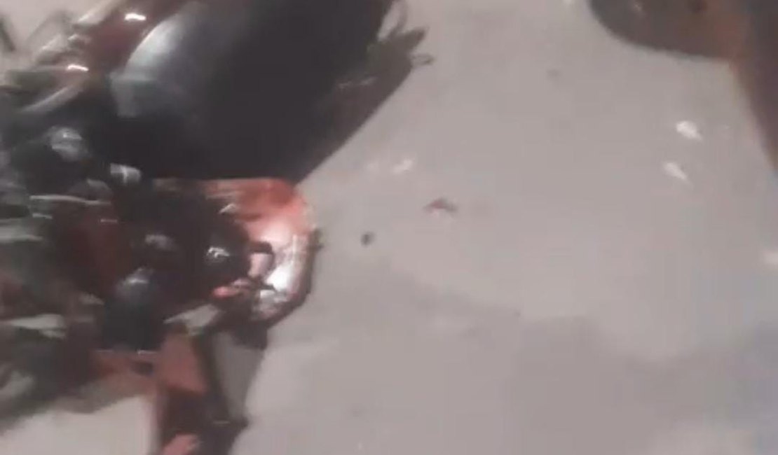 Suspeito fura abordagem, bate moto em carro no São Jorge e consegue fugir a pé