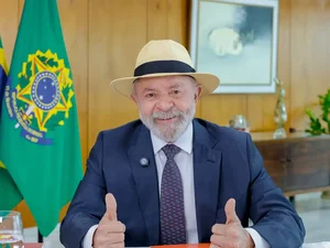 Lula faz exames de imagem da cabeça e está liberado para viagens