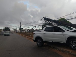 Caminhonete colide em poste de deixa moradores sem energia em Arapiraca