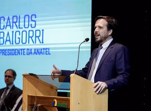 Presidente da Anatel defende que órgão regule as plataformas digitais