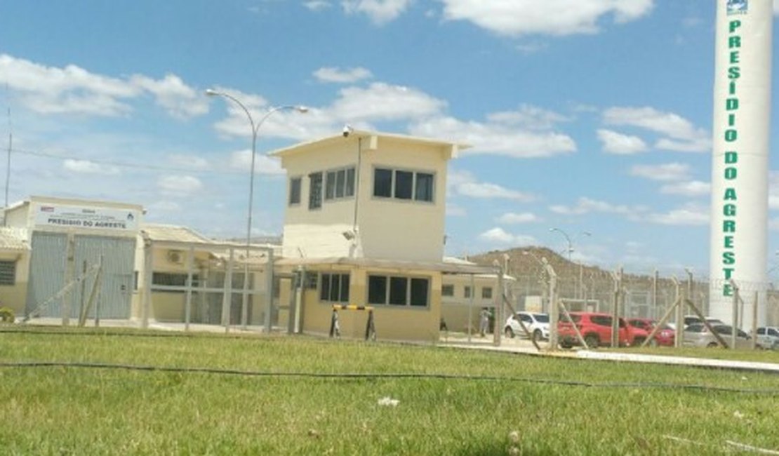 Reeducandos que fugiram do Presídio do Agreste serraram grades e passaram por telas de arame