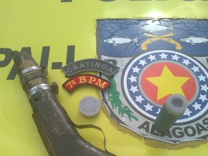 Mulher é ameaçada pelo marido e leva coronhada na cabeça