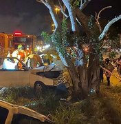 Carro colide contra árvore e deixa quatro pessoas feridas em Rio Largo