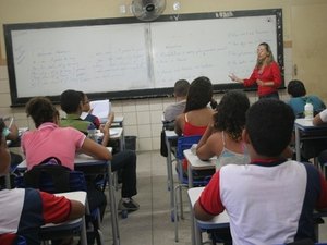 Educação realiza chamada de mais de 800 professores monitores