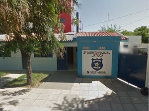 Agentes flagram menores infratores fazendo buraco em cela de delegacia