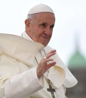 Papa Francisco doa 40 mil crucifixos para fiéis